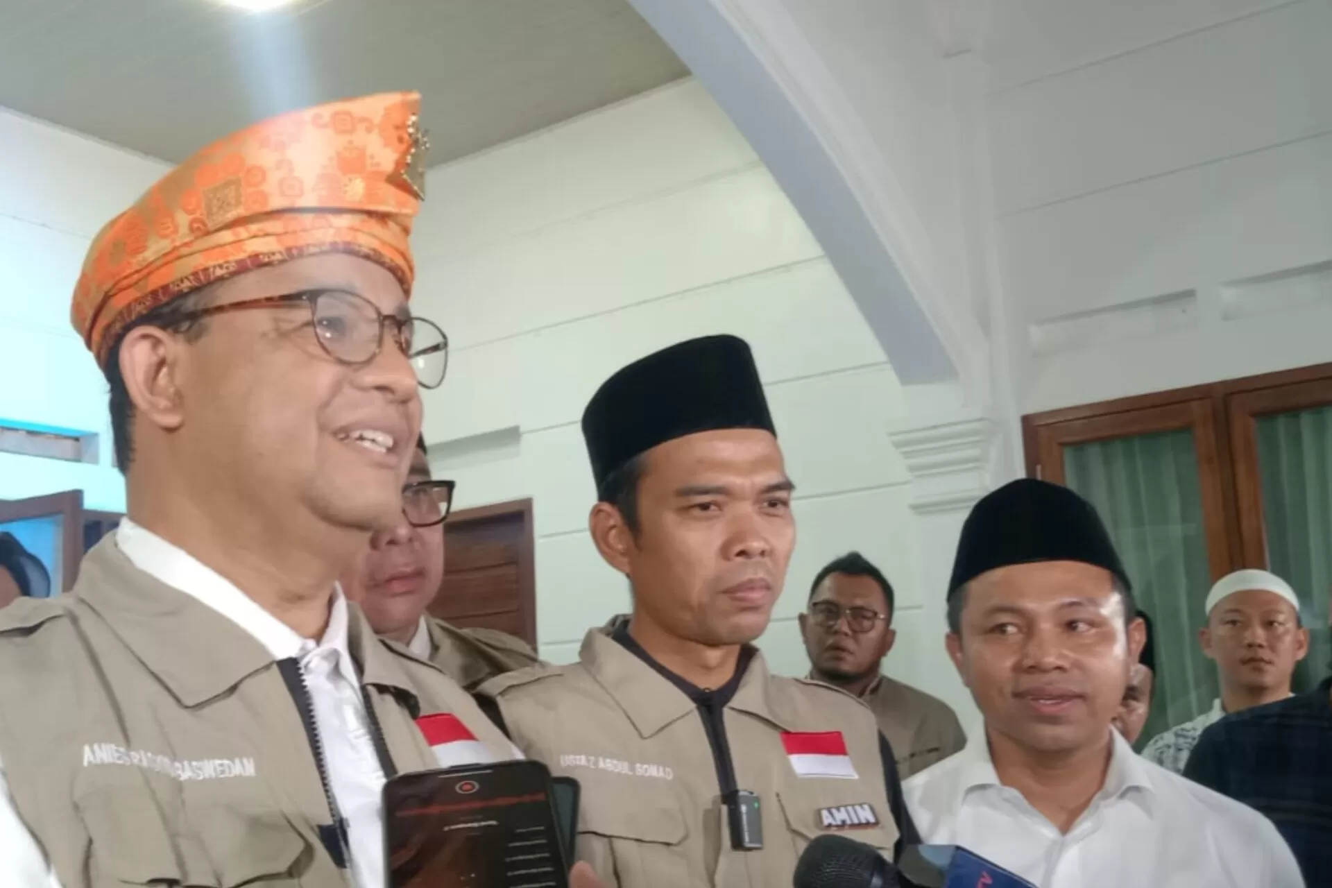 Anies di Rumah Ustadz Abdul Somad, Kompak Pakai Rompi Amin