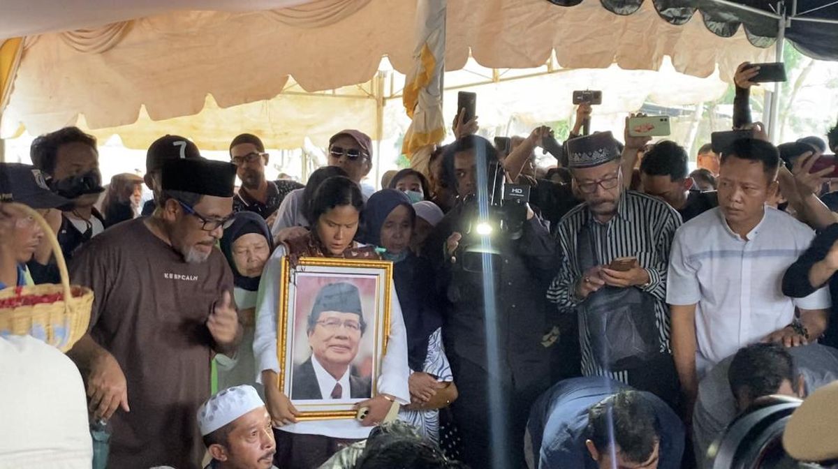 Tangis Keluarga Iringi Pemakaman Rizal Ramli dii TPU Jeruk Purut
