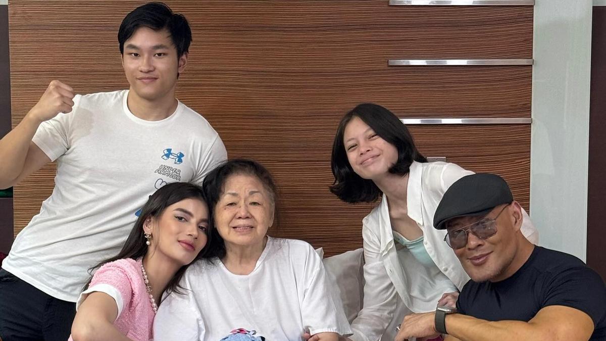 Istri Deddy Zorbuzier jenguk Ibu Mertua di Rumah Sakit