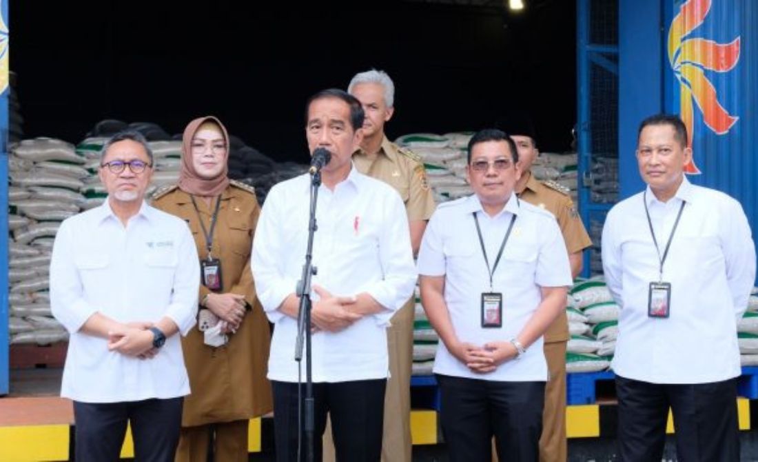 Jokowi Tinjau gedung Bulog-Bagi Bantuan ke Warga Cibitung