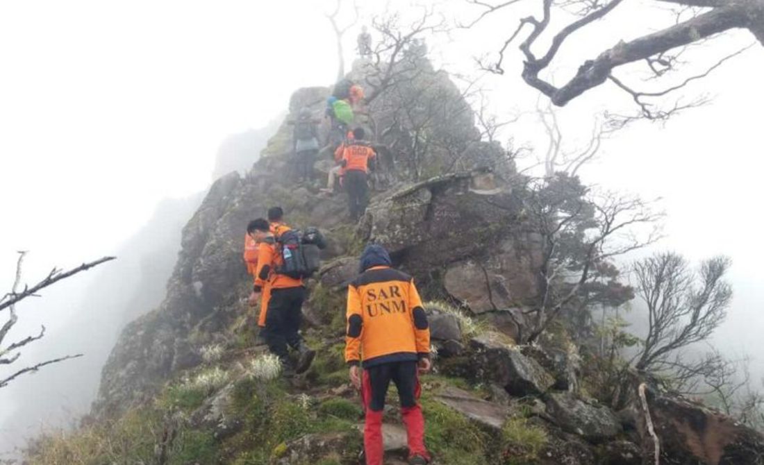 Basarnas Selamatkan Pendaki yang Tersesat dan Kelelahan