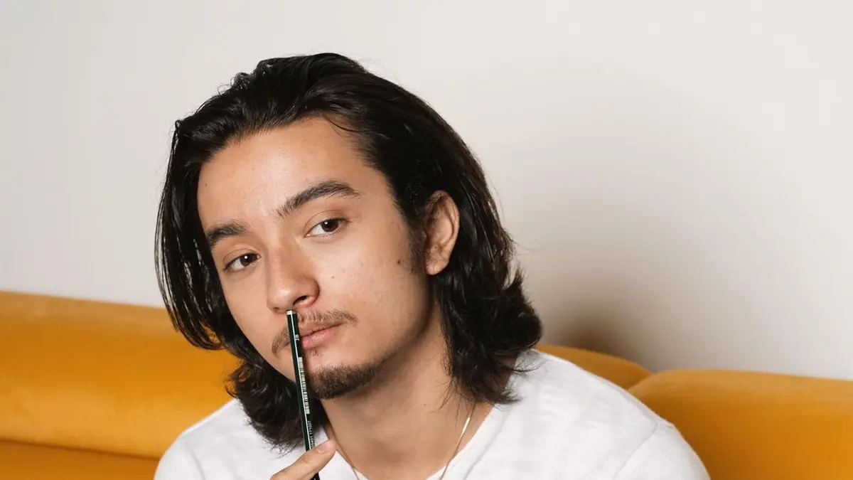 Bryan Domani Diberi Sapu Tangan Saat Menjalani Ibadah Umroh